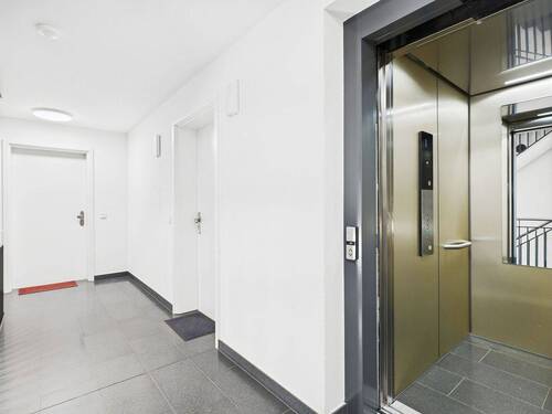 Treppenhaus/ Aufzug - 