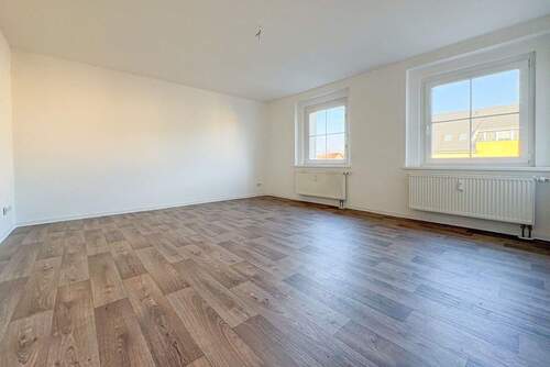 Wohnzimmer_Blick von Tür - 2 Zimmer Etagenwohnung zur Miete in Zwickau