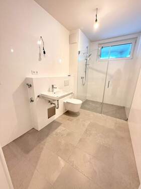 Bad mit bodengleicher Dusche - 2 Zimmer Etagenwohnung zur Miete in München