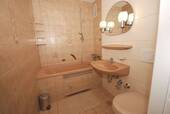 Badezimmer mit Badewanne - 