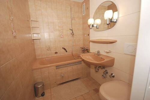 Badezimmer mit Badewanne - 