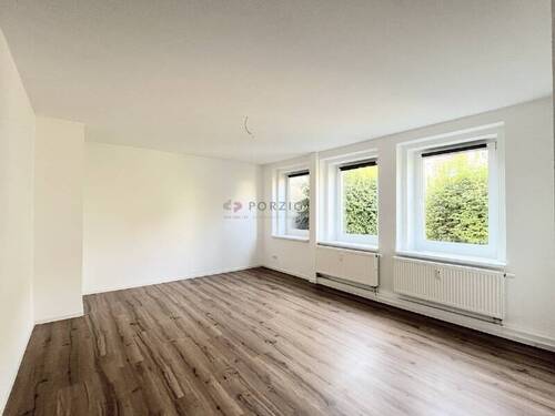 Wohnzimmer - City trifft Natur - 2-Zimmer-Wohnung mit Einbauküche & eigenem Garten