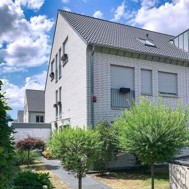 Ansicht Eingangsseite 1 - Schönes Reihenendhaus in ruhiger Lage von Leverkusen-Hitdorf