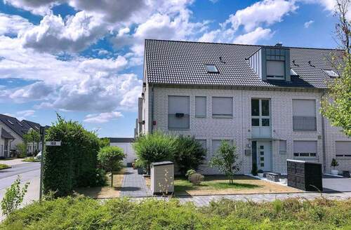 Ansicht Eingangsseite 2 - 5 Zimmer Reihenendhaus zur Miete in Leverkusen