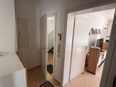 Flur zur Wohnungstür - 2 Zimmer Etagenwohnung in Darmstadt