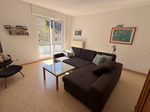 Wohnzimmer mit Zugang Balkon - Etagenwohnung mit 63,20 m&sup2; in Darmstadt zum Kaufen