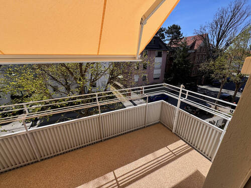 Balkon mit Sonnenmarkise - 