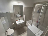 Badezimmer mit Waschmaschinenstellplatz - 