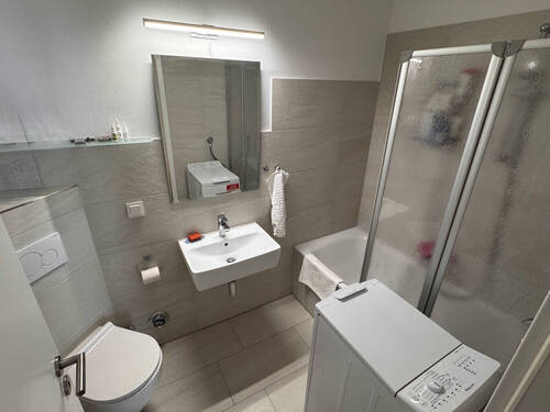 Badezimmer mit Waschmaschinenstellplatz - 