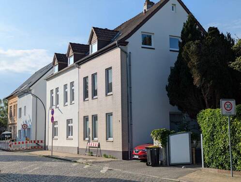 Hausansicht: Moltkestraße 4 - Gemütliche, helle Dachgeschosswohnung! Sofort frei!