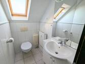 Duschbad mit Fenster, frischer Luft und Tageslicht - 