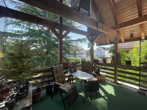 Balkon-Loggia mit Blick in den Garten - 