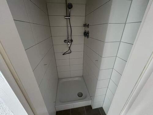 Dusche (Duschabtrennung wird noch ergänzt) - 