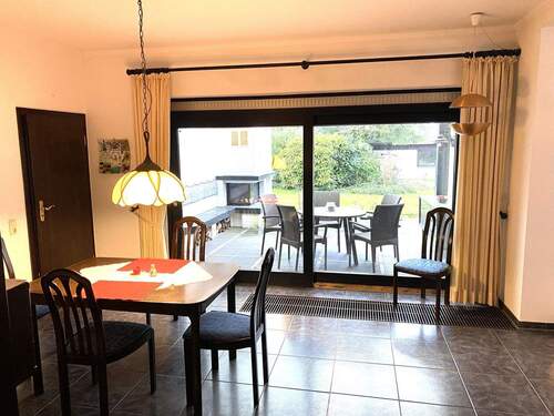 Blick vom Eßbereich auf die Terrasse - 