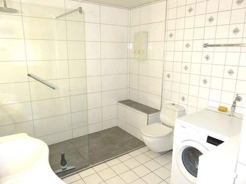 Bad mit Dusche im Erdgeschoss - 