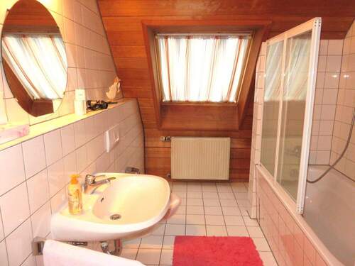 Bad mit Badewanne im Obergeschoss - 