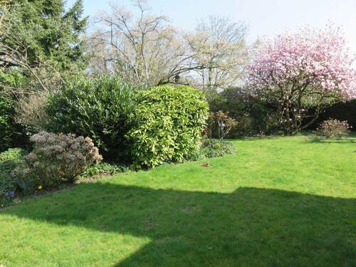 Blick auf das weitläufige Grundstück - 5 Zimmer Einfamilienhaus in Krefeld