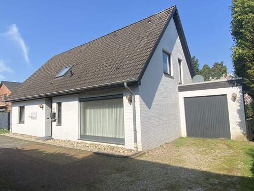 Vorderansicht mit Garage - Einfamilienhaus mit 171,00 m&sup2; in Krefeld zum Kaufen