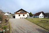 Die Zufahrt - Einfamilienhaus mit 181,60 m&sup2; in Deining zum Kaufen