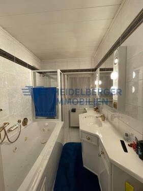 Badezimmer mit Badewanne und Dusche - 