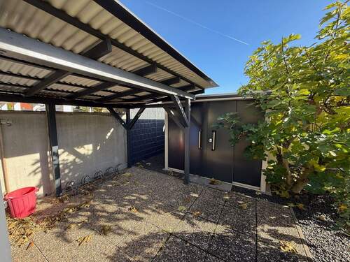 Mülltonnen und Fahrräder - 