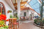 Showroom - Außergewöhnliches Wohnen- und Arbeiten! Milde Temperaturen und üppiges Grün, das ganze Jahr!