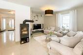 Wohnzimmer_mit_Blick_auf_Flur - 