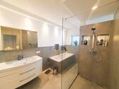 Bad mit Wanne & Dusche - 