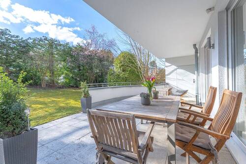 Blick vom Wohnbereich auf die Terrasse mit Garten - 