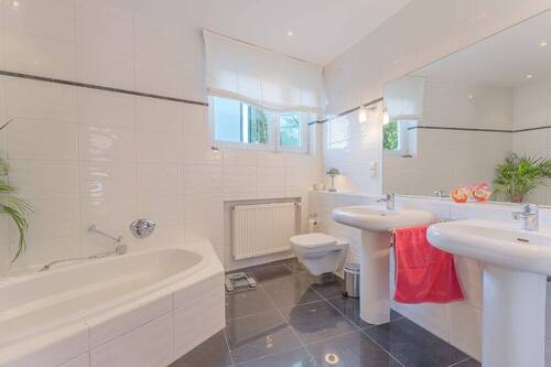 Badezimmer mit Badewanne - 