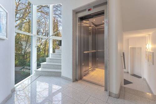 Treppenhaus mit Fahrstuhl - 