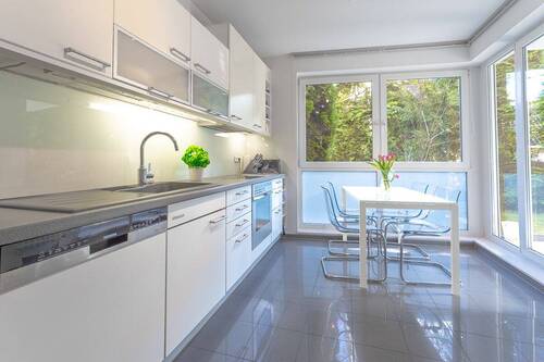 Küche mit Zugang zur seitlichen Terrasse - 