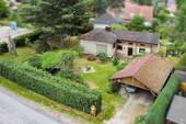 Luftbild Haus und Grundstück - Ein Zuhause zum Verwirklichen: Charmantes Haus mit Keller für kreative Familien in ruhiger Lage