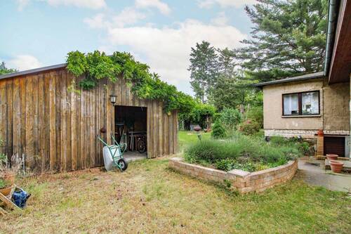 Schuppen hinter Carport - 