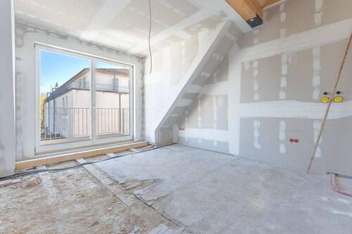 Wohnbereich mit Küchenzeile und Zugang zum Balkon - 