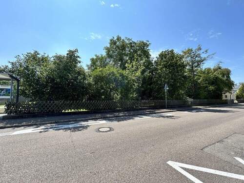 Straßenansicht komplettes Grundstück - 