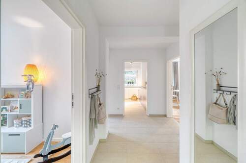 Eingangsbereich/Flur im EG - 7 Zimmer Einfamilienhaus in Berlin-Staaken