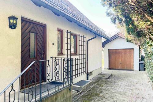 Hauseingang & Garagenzufahrt - 