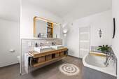 Badezimmer mit Dusche und Wanne - 