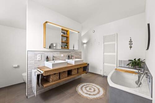 Badezimmer mit Dusche und Wanne - 