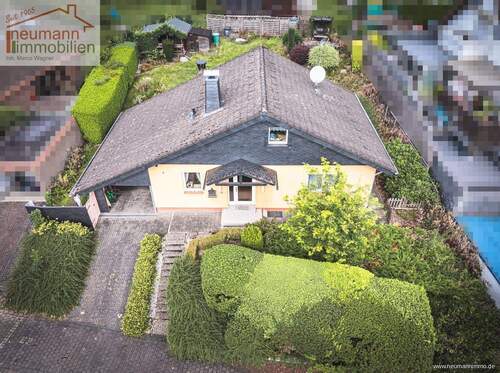 Drohne Giebel Straße - 