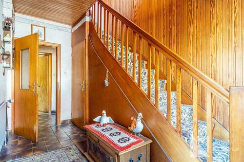 Vorflur mit Holztreppe - 