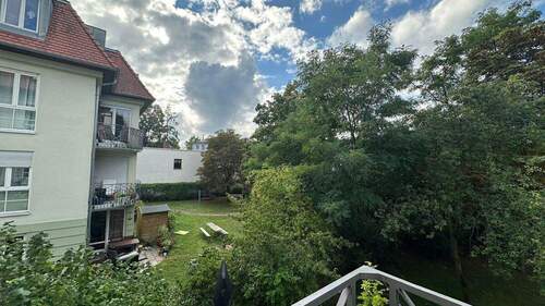 Blick vom Balkon / Nachbarhaus - 