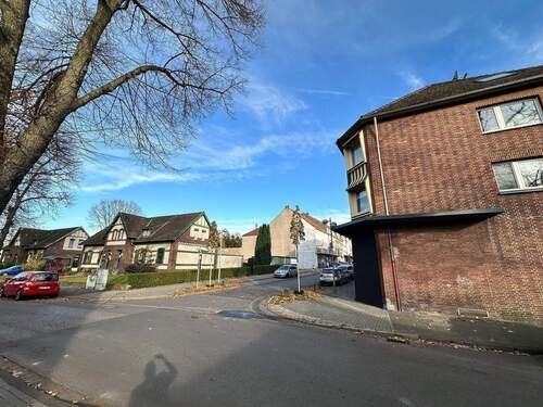 Strassenansicht.jpeg - 2 Zimmer Mehrfamilienhaus, Wohnhaus in Moers