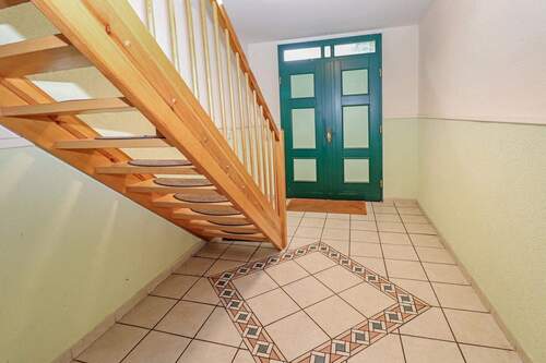 Treppenhaus, Hauseingang Straße - 