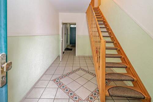 Treppenhaus, Hauseingang vorn - 