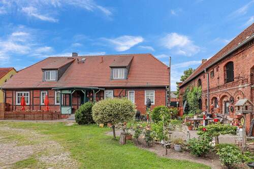 Hofansicht mit Terrassenbereich - 