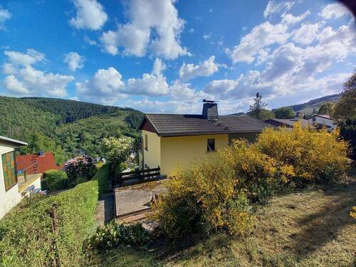 Keine Postkarte! Gartenseite des Ferienhauses.. - FerienDoppelhaushälfte mit Ausblick im Thüringer Wald Ilmenau OT