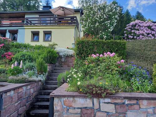 Strassenansicht FerienDoppelhaushhälfte - 2 Zimmer Mehrfamilienhaus, Wohnhaus zum Kaufen in Ilmenau