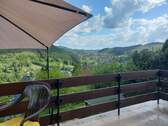 Terrasse mit Aussicht nach Manebach im Sommer - 2 Zimmer Mehrfamilienhaus, Wohnhaus in Ilmenau